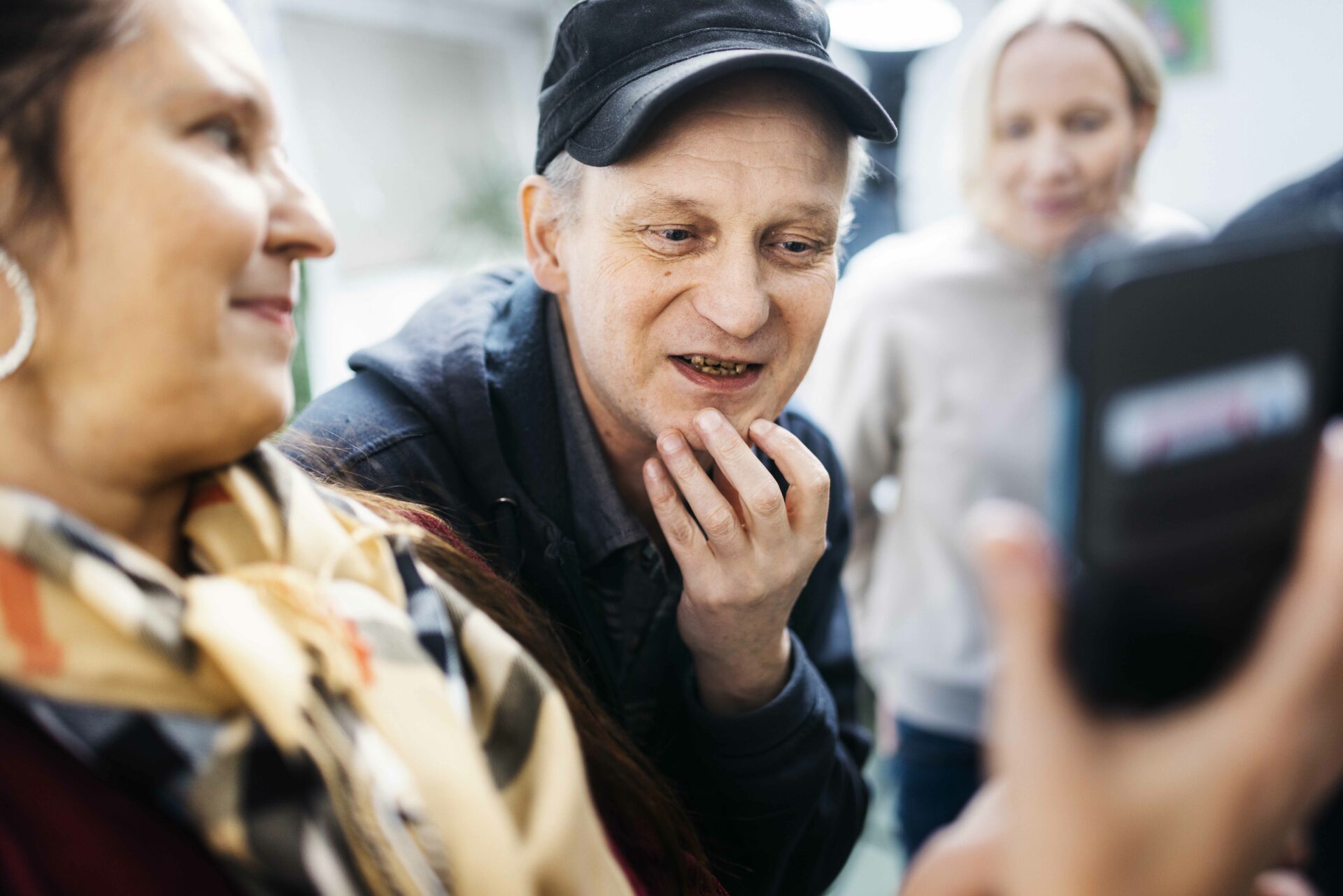 Mies ja nainen keskustelevat näytön äärellä.